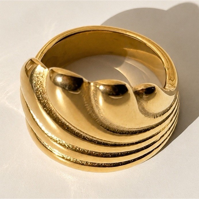 ✨ Glossy gorgeous Chunky Gold Statement Ring Size 7 ✨ waterproof