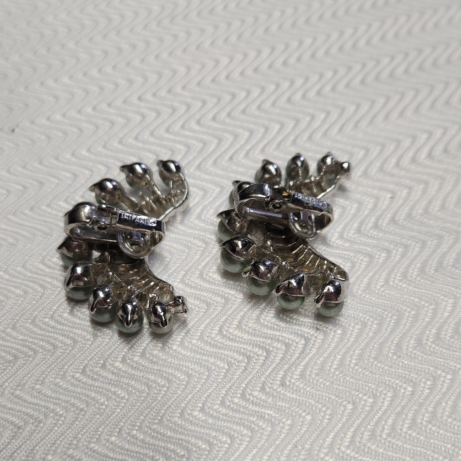 Silver Tone Clip-On Cuff Earrings Crescent Shape Gray Round Pearl Auricle