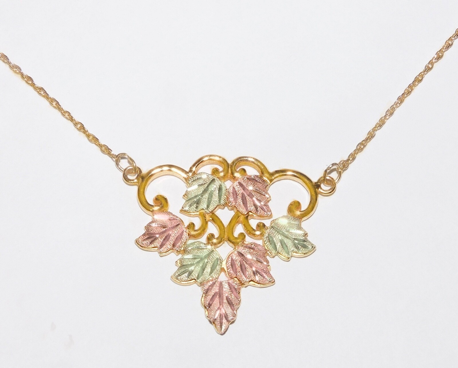 Black Hills Gold 10k Landstrom’s Large Fixed Pendant Leaves Necklace