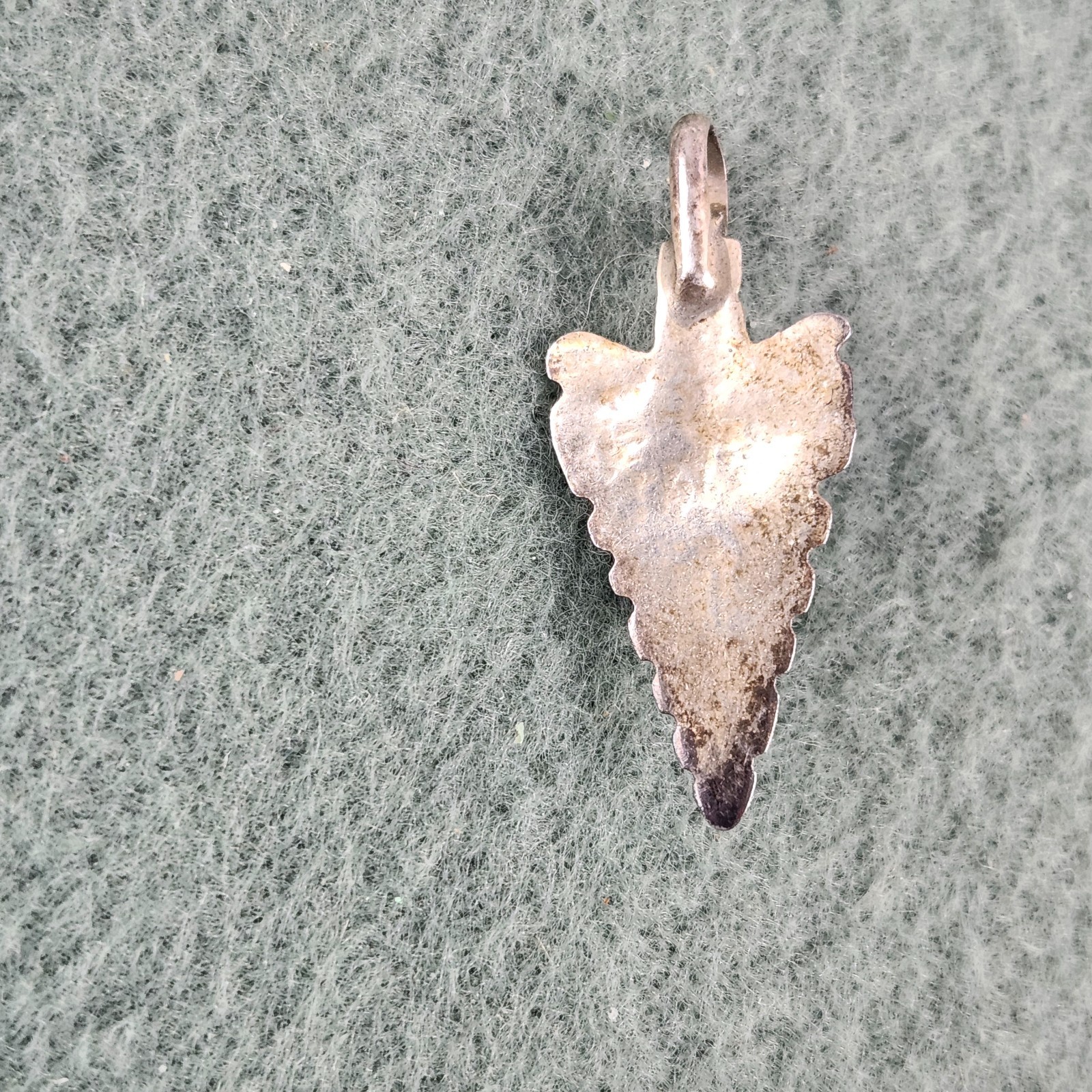Vintage Green Stone Arrowhead Necklace Gold Tone Beaded Dip Pendant