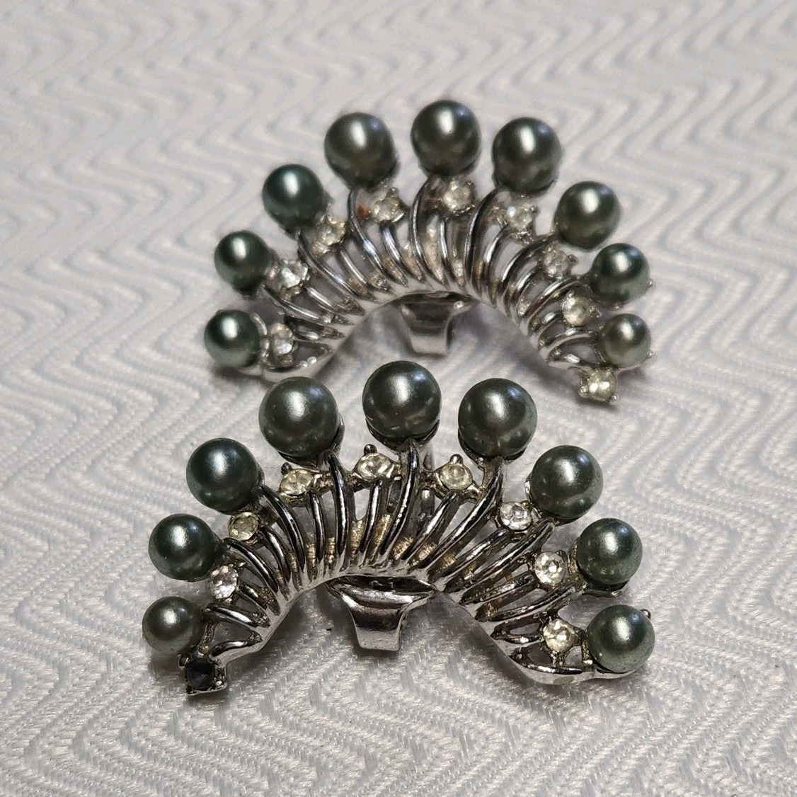Silver Tone Clip-On Cuff Earrings Crescent Shape Gray Round Pearl Auricle