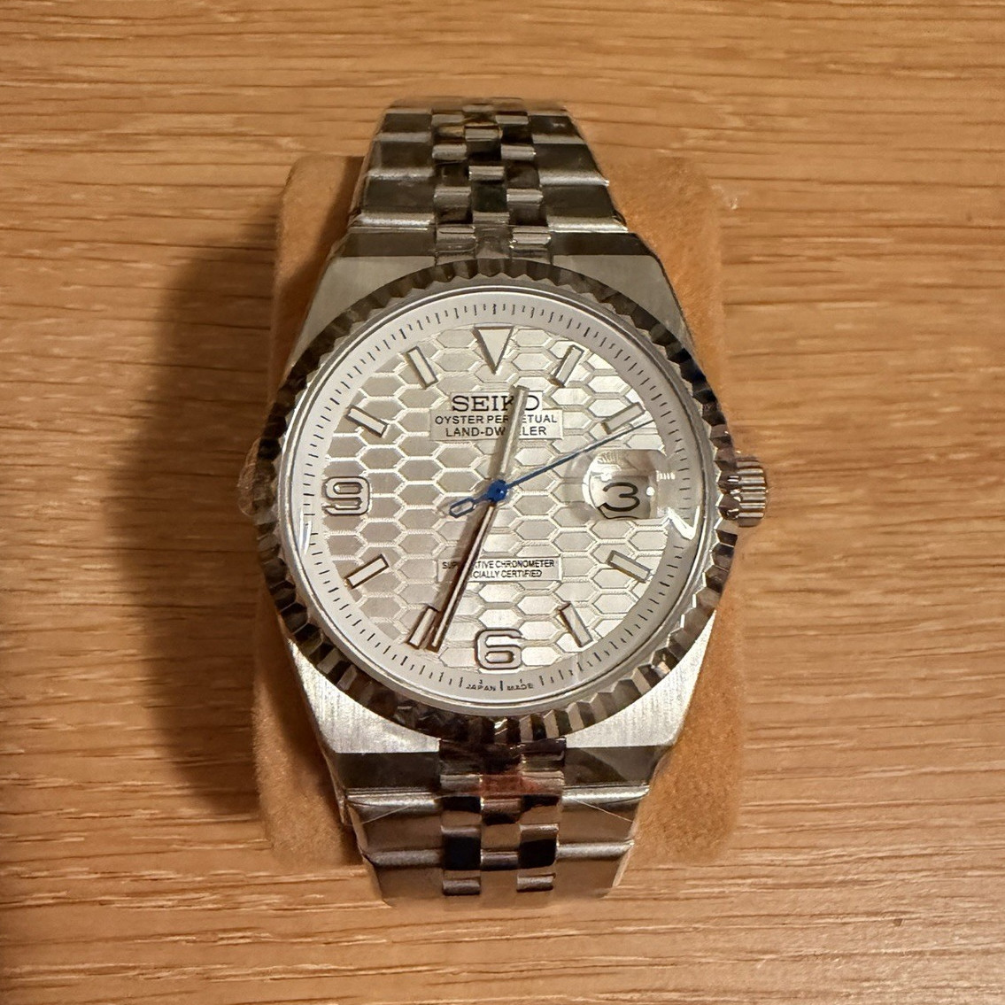 Seiko Land-Dweller Automatic 41mm Silver Honeycomb Dial Date Steel Bracelet