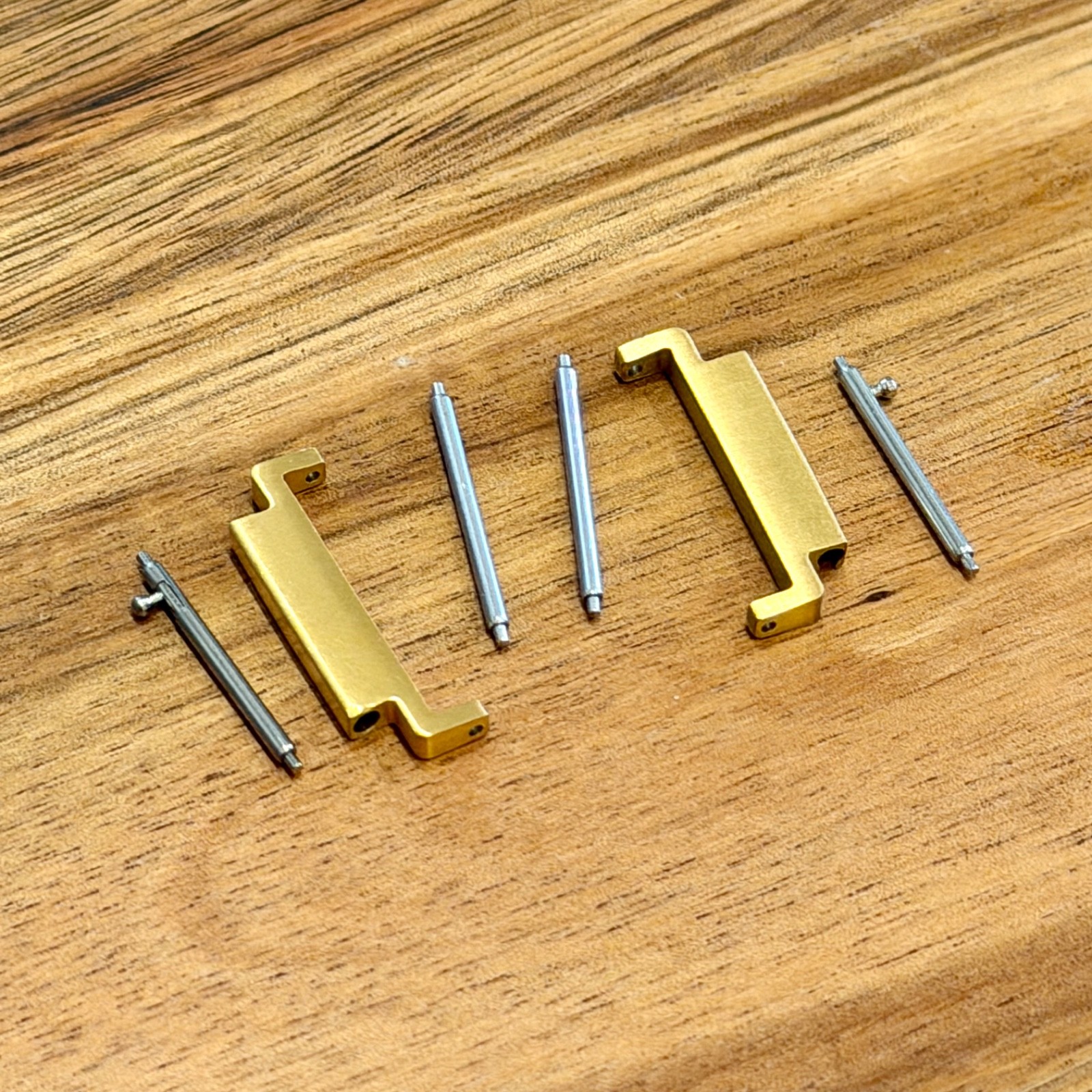 18mm to 22mm Watch Strap Connector Adapter – Stainless Steel, Brushed Gold