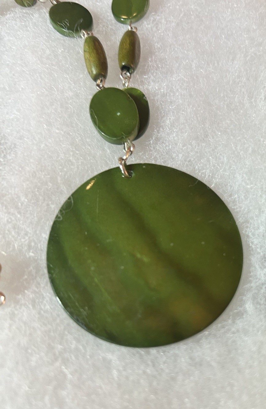Green Beaded Cable Chain Necklace Round Pendant Lobster Closure Adjustable
