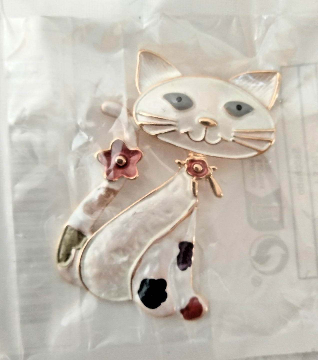 White Cloisonne Cat Brooch (147 – 2318)