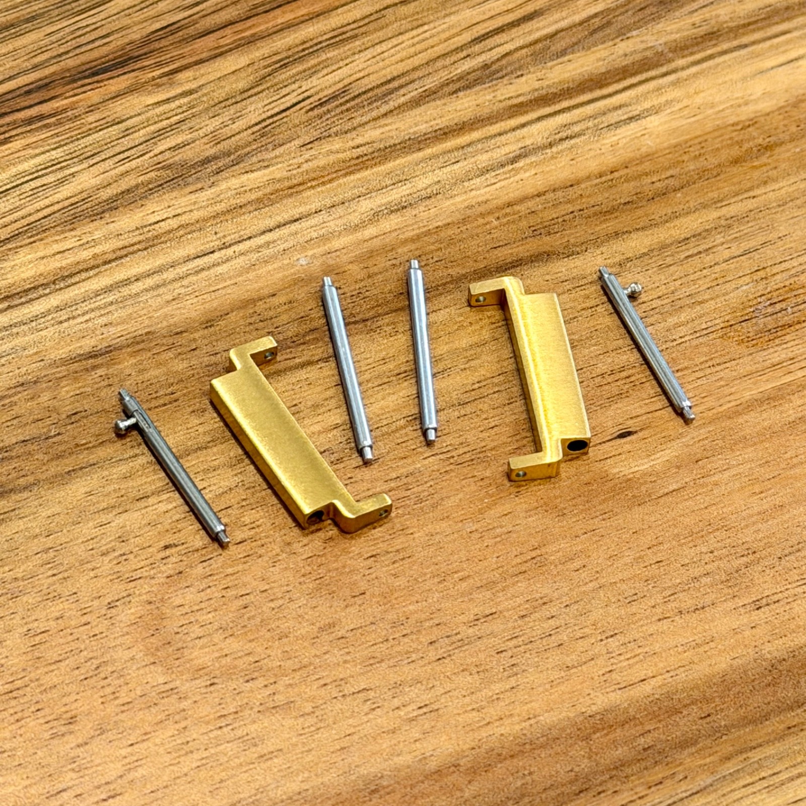 18mm to 22mm Watch Strap Connector Adapter – Stainless Steel, Brushed Gold