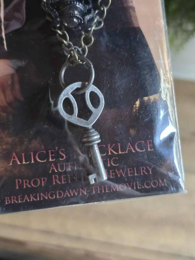 2011 Twilight Saga Breaking Dawn Part 2 Alice Cullen Prop Replica Necklace