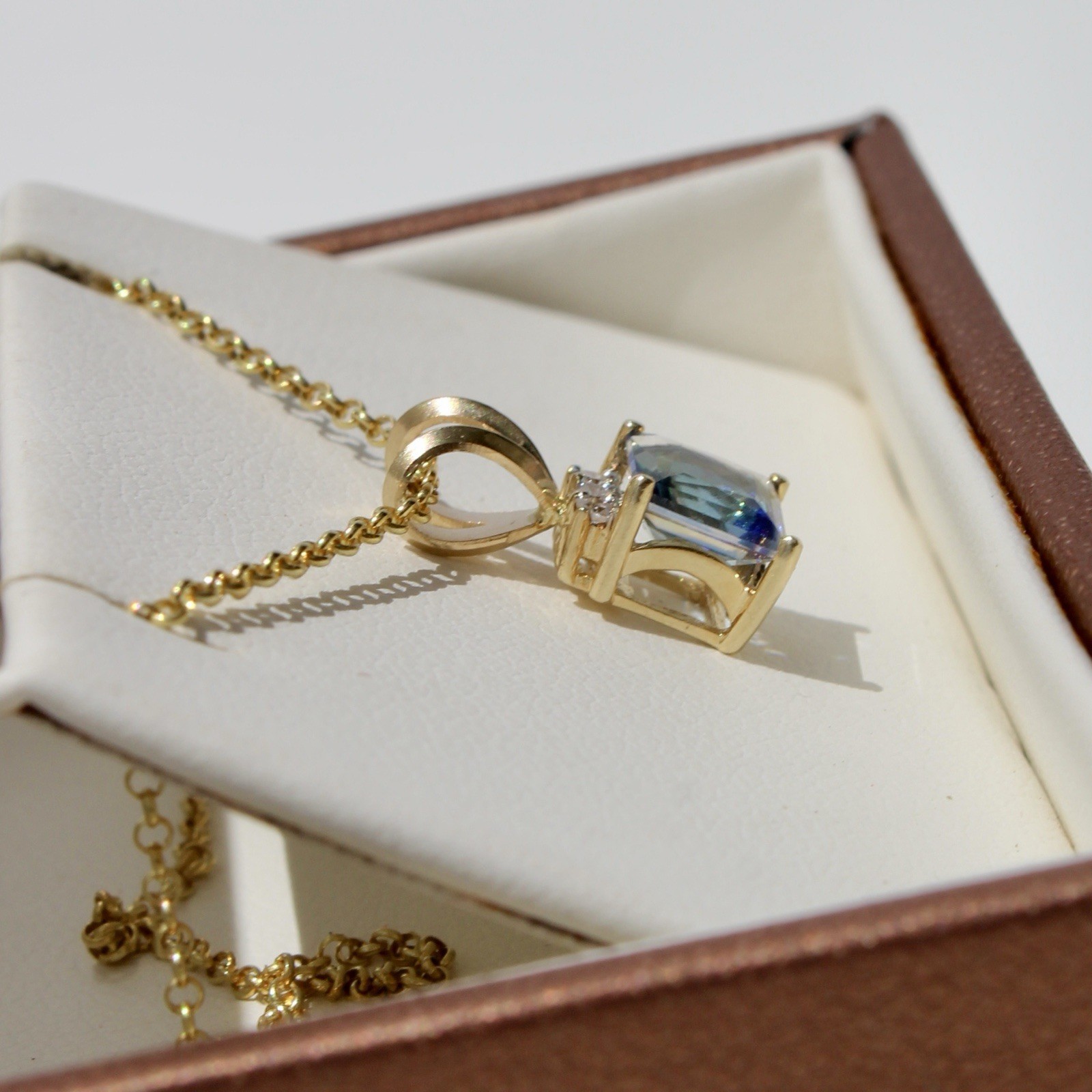Alexandrite & Diamond Pendant, 1.37 Carats 10K Gold