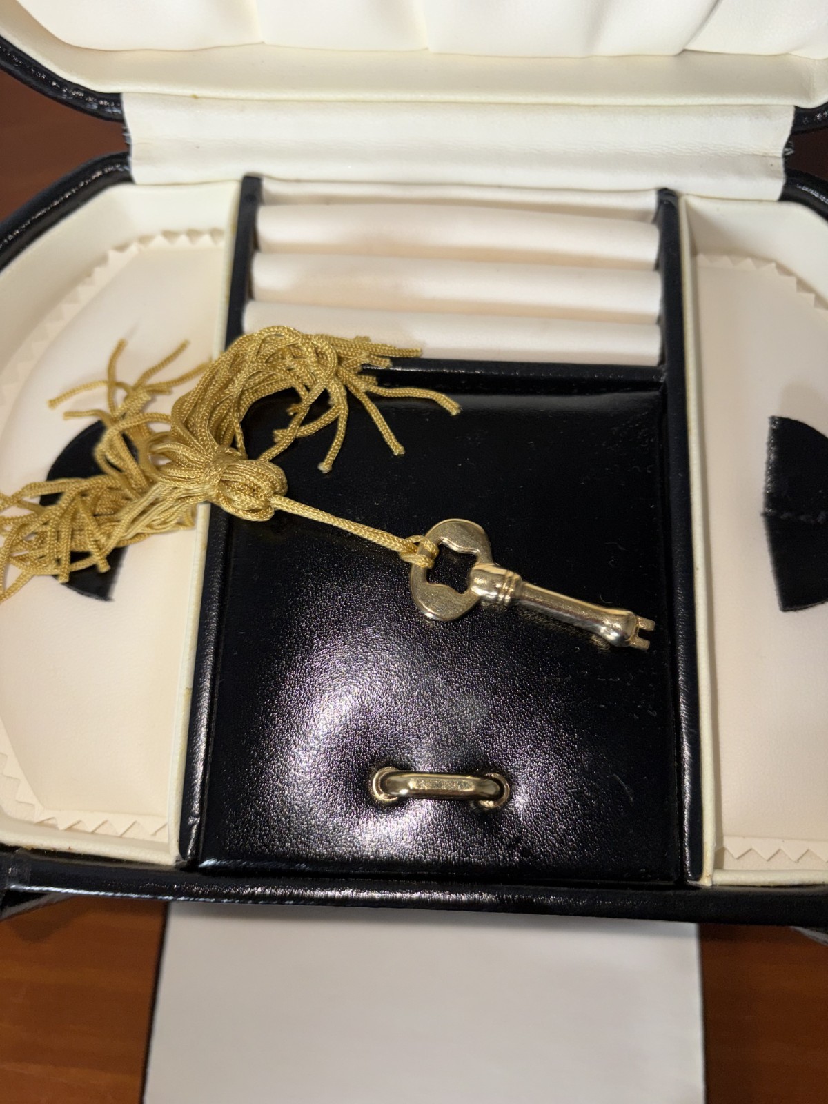 Lockable Wolf Designs Lined Black Leather Jewelry Box Case with Mirror