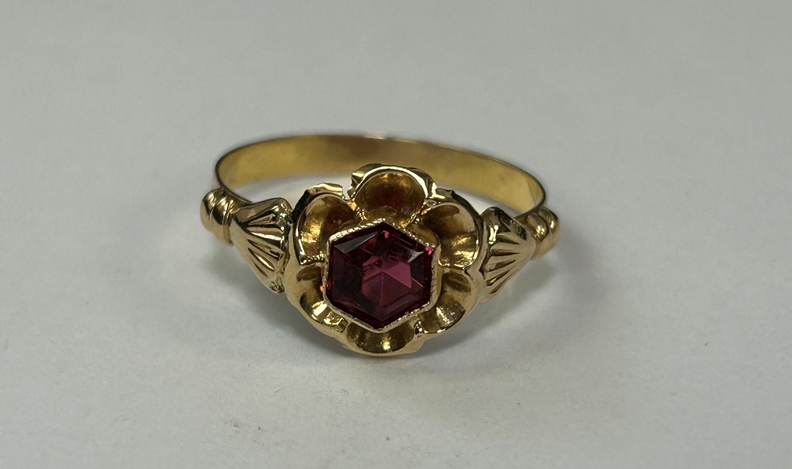 (MA6) Ladies 19k Portuguese Yellow Gold Red Stone Flower Ring Sz 10 2 Grams