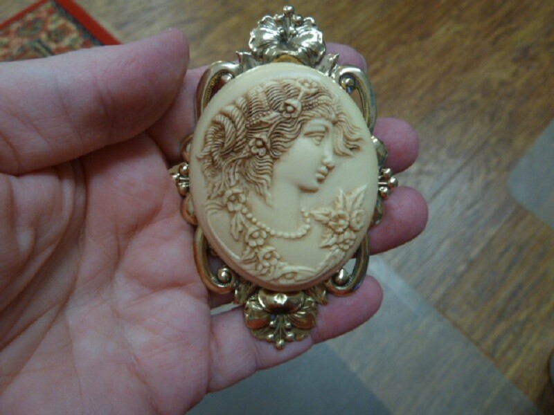 (CL18-22) LARGE BEAUTIFUL LADY off-white color CAMEO Brooch Pin Pendant Jewelry