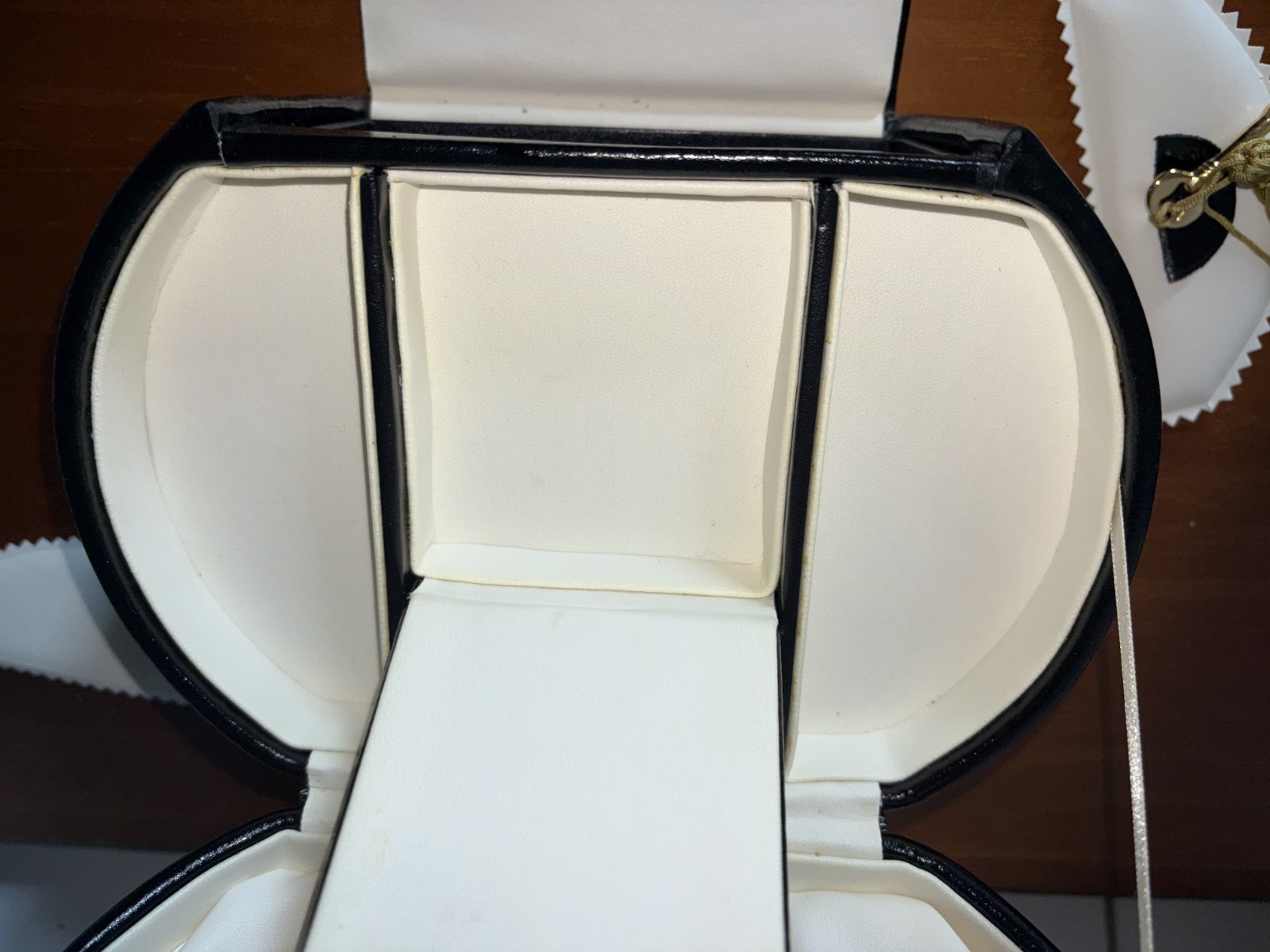 Lockable Wolf Designs Lined Black Leather Jewelry Box Case with Mirror