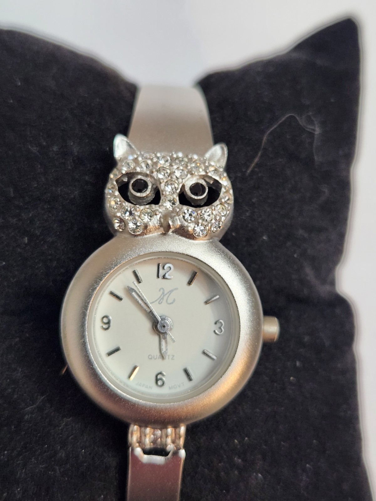 Women’s M Quartz Silver Owl Bangle Watch. Analog Dial Dress/Formal