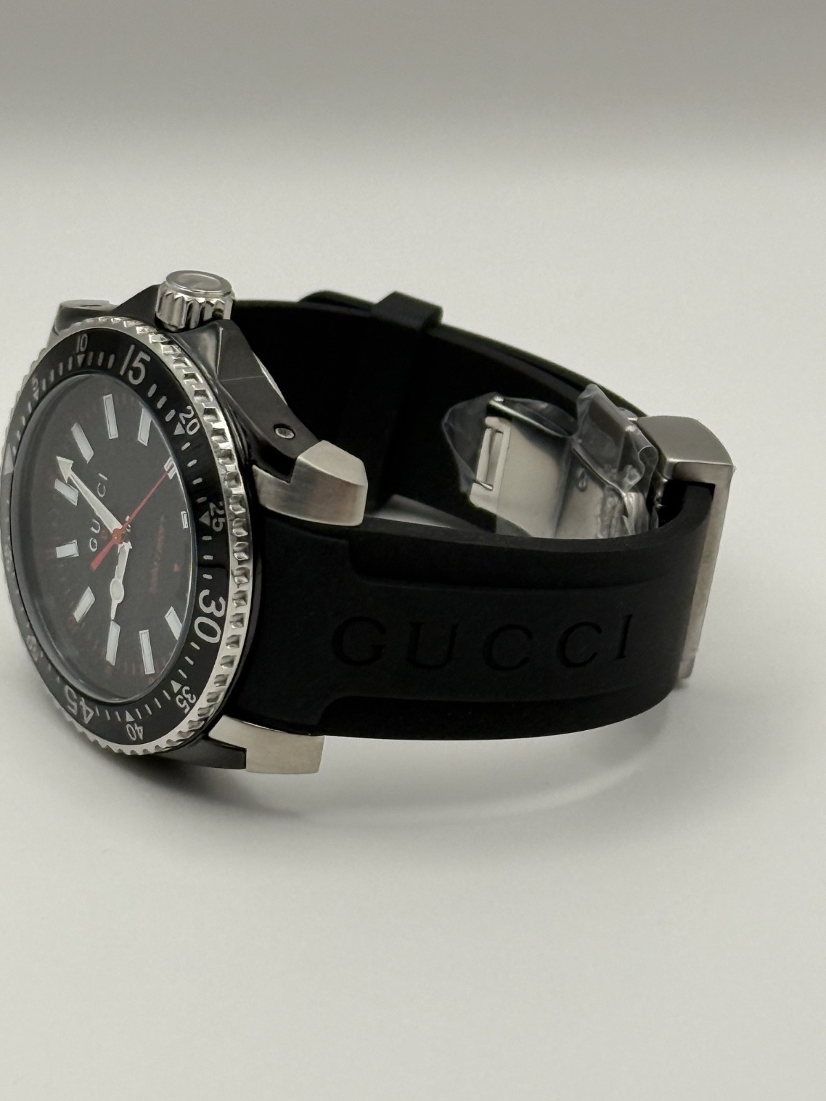 Gucci Dive Quartz Black Dial Black Rubber Strap 40 MM. Watch YA136303