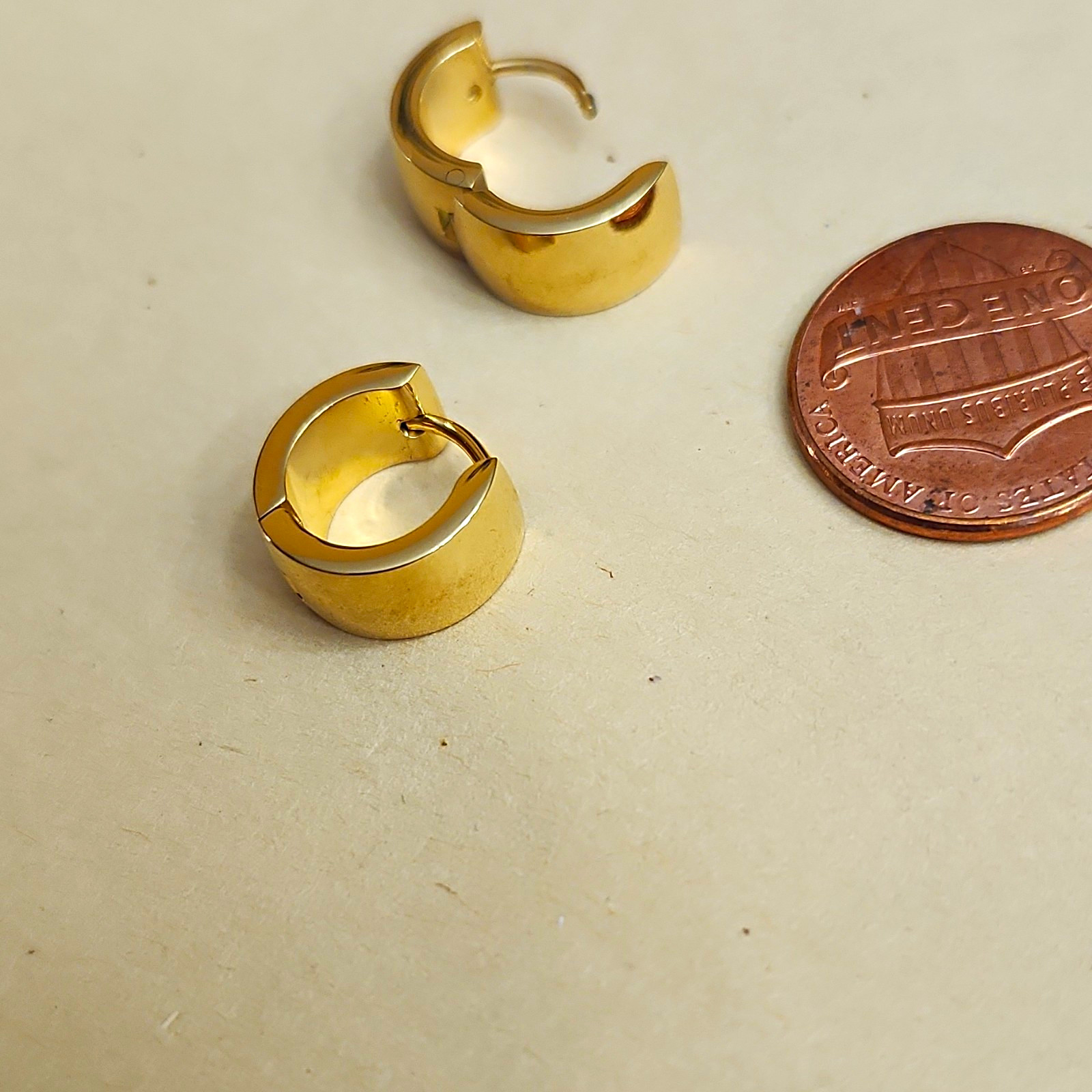 18 K Gold-plated Metal Huggie Hoop Earrings Round No Stone Hinged Closure Lobe