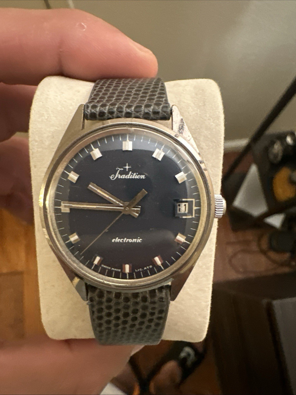 Traditional Electric Watch Men’s Working Perfect Beautiful Mucement Watch
