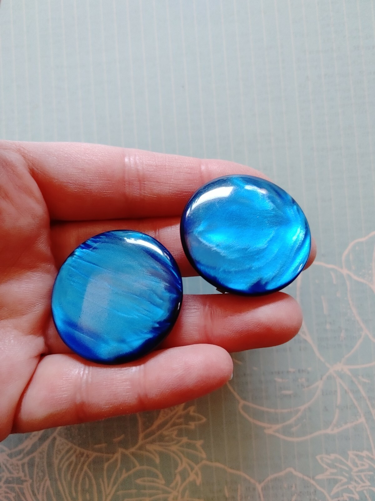 Vintage clip earrings blue moonglow thermoplastic acrylic Lucite 1 3/8″ dia