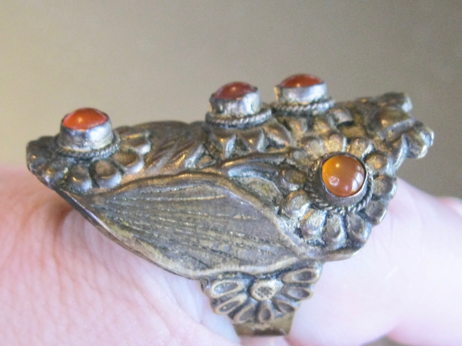 CHINESE EXPORT BRASS KNUCKLE RING CARNELIAN ORANGE JADE GEMS DAISY FLOWERS CHINA
