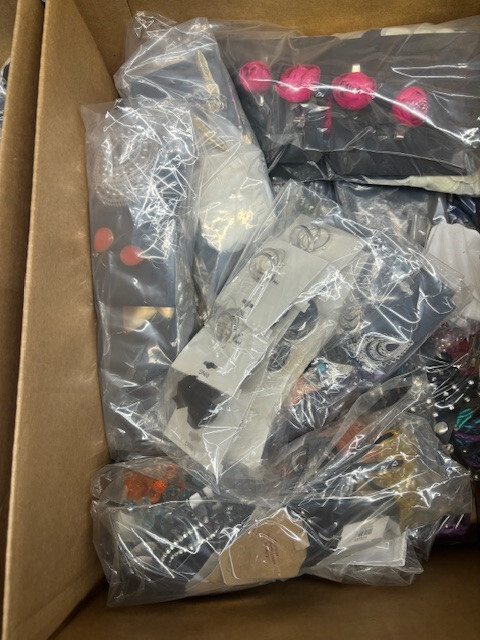 FASHION JEWELRY 24 PIECE GRAB BAG – BAGGED NO TANGLES & CARDED