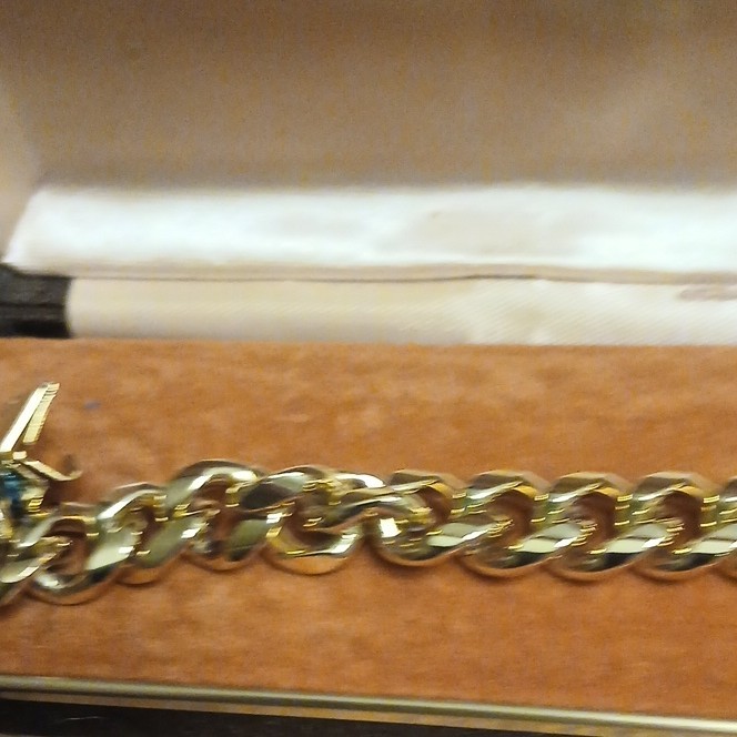 Tru Style Gold Tone Curb Link Chain Bracelet Box Closure No Stone