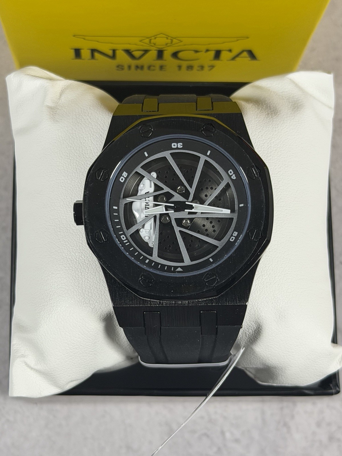Invicta Speedway Rim Men’s 42mm Singapore Quartz Gunmetal Dial 30m Watch NEW BOX