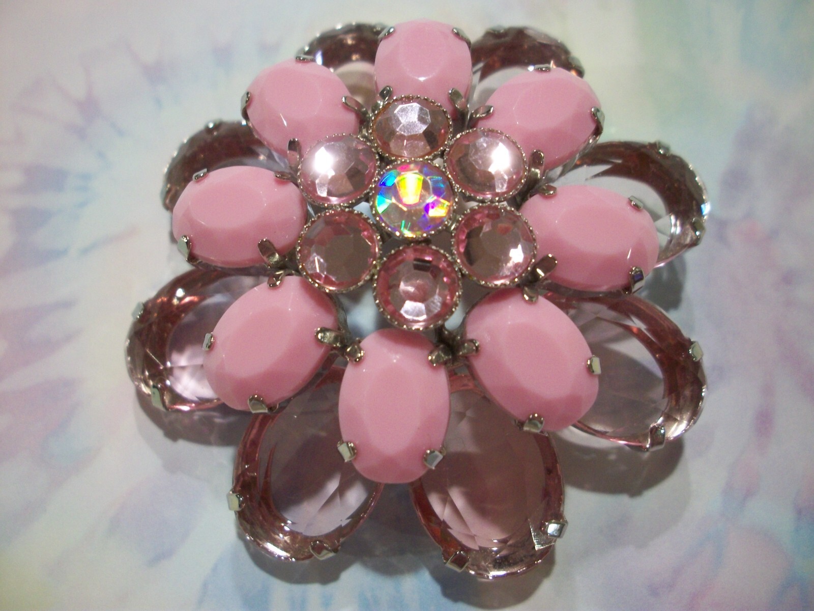 LuCiTe PiNK CABoCHoN/ACRYLiC TRaNSPaReNT/AuRoRa BoReALiS RHiNeSToNeLARGE 2.5″PiN