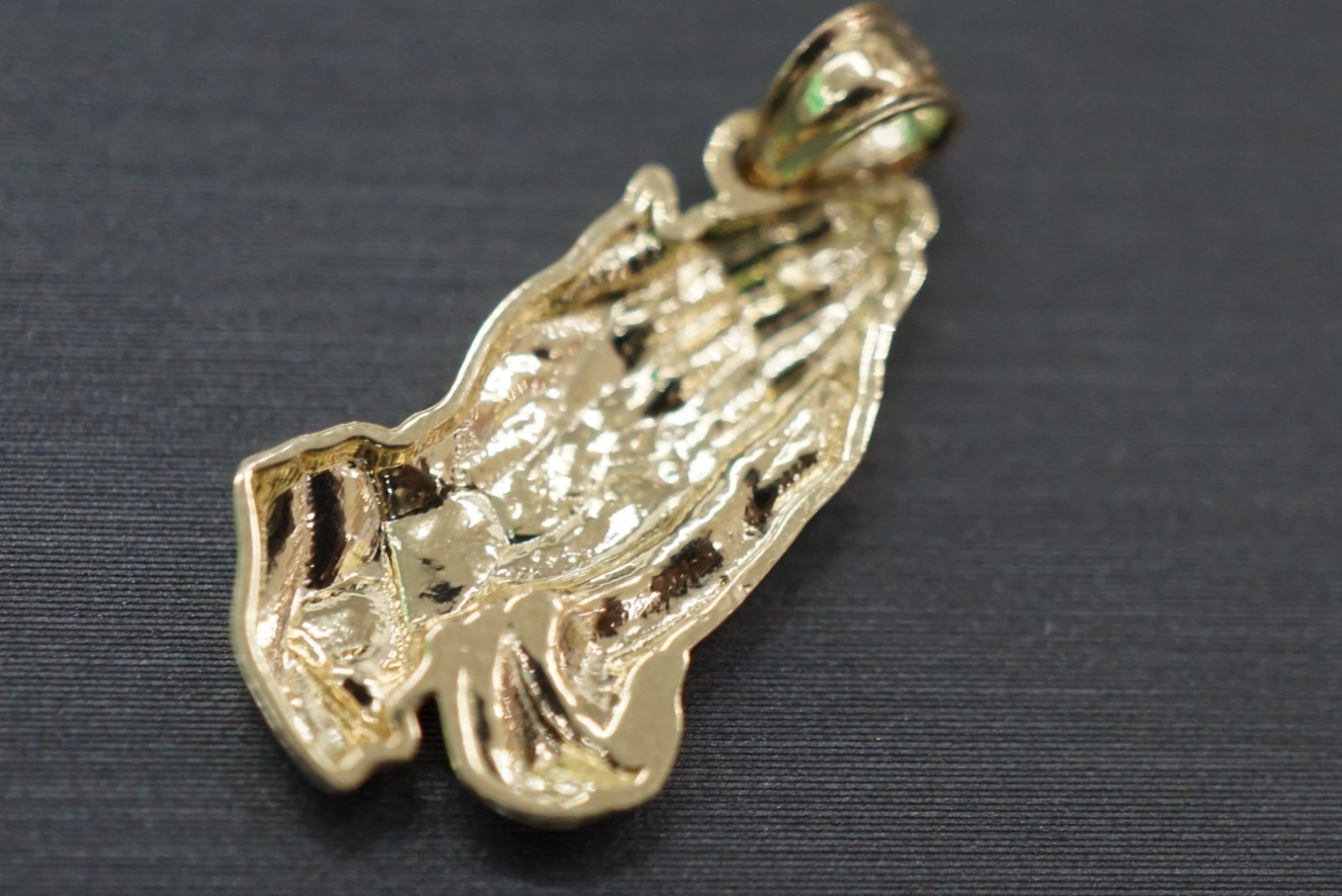 10K Solid Yellow Gold 0.9″ Praying Hands Charm Pendant.