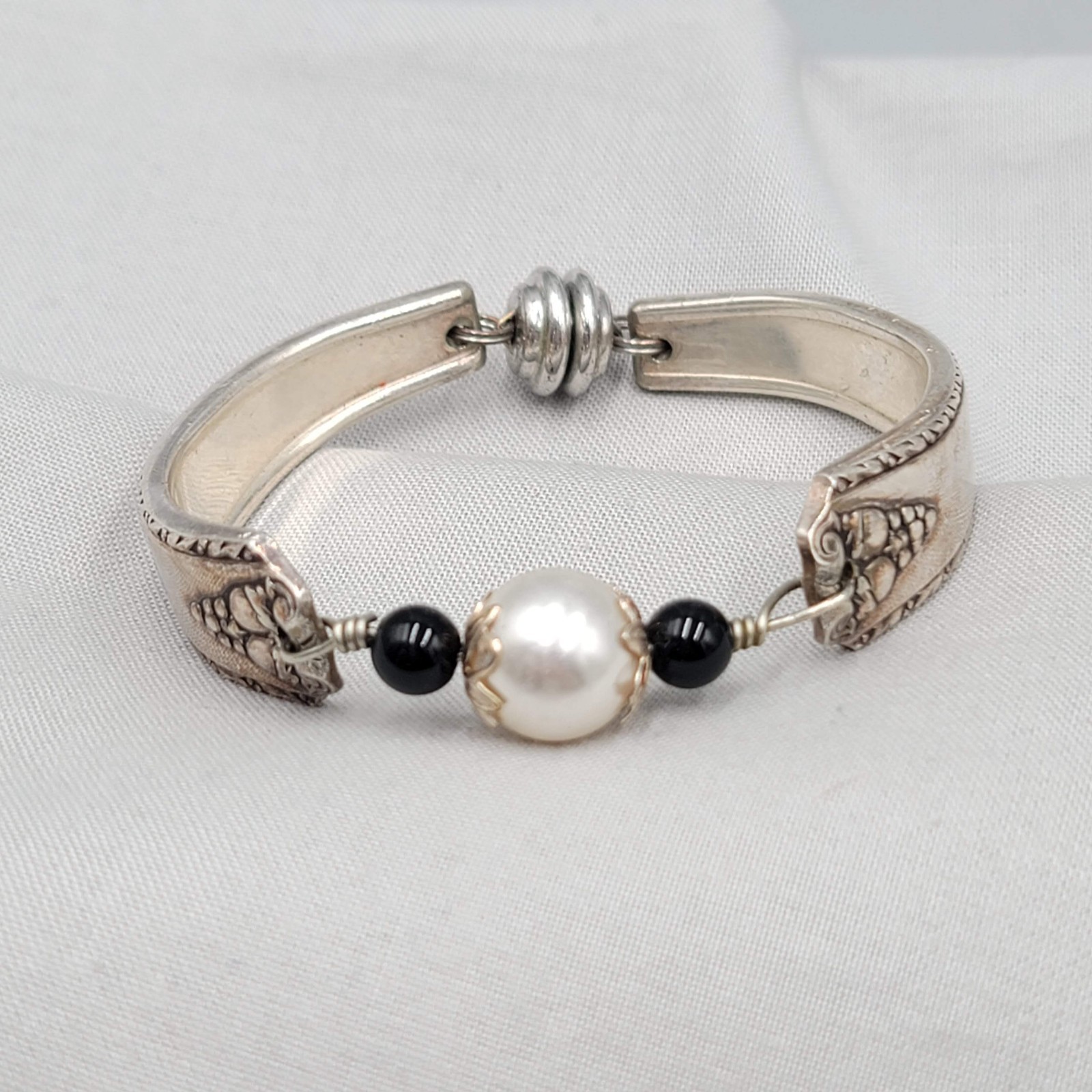 Artisan Spoon Handle Bead Bracelet Silver tone Magnet Closure 6.5 in