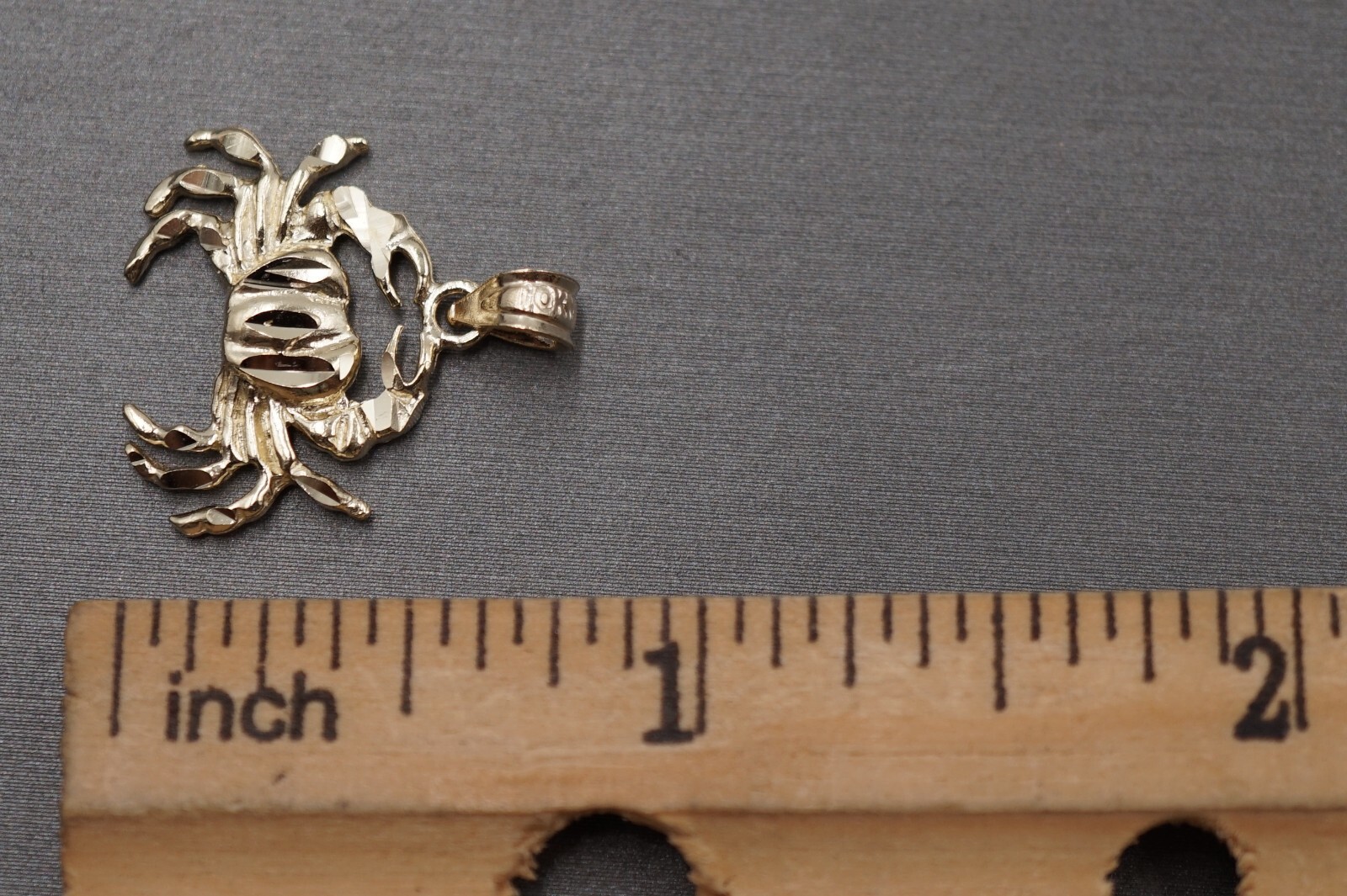 10K Solid Yellow Gold 0.8″ Diamond Cut Crab Charm Pendant.