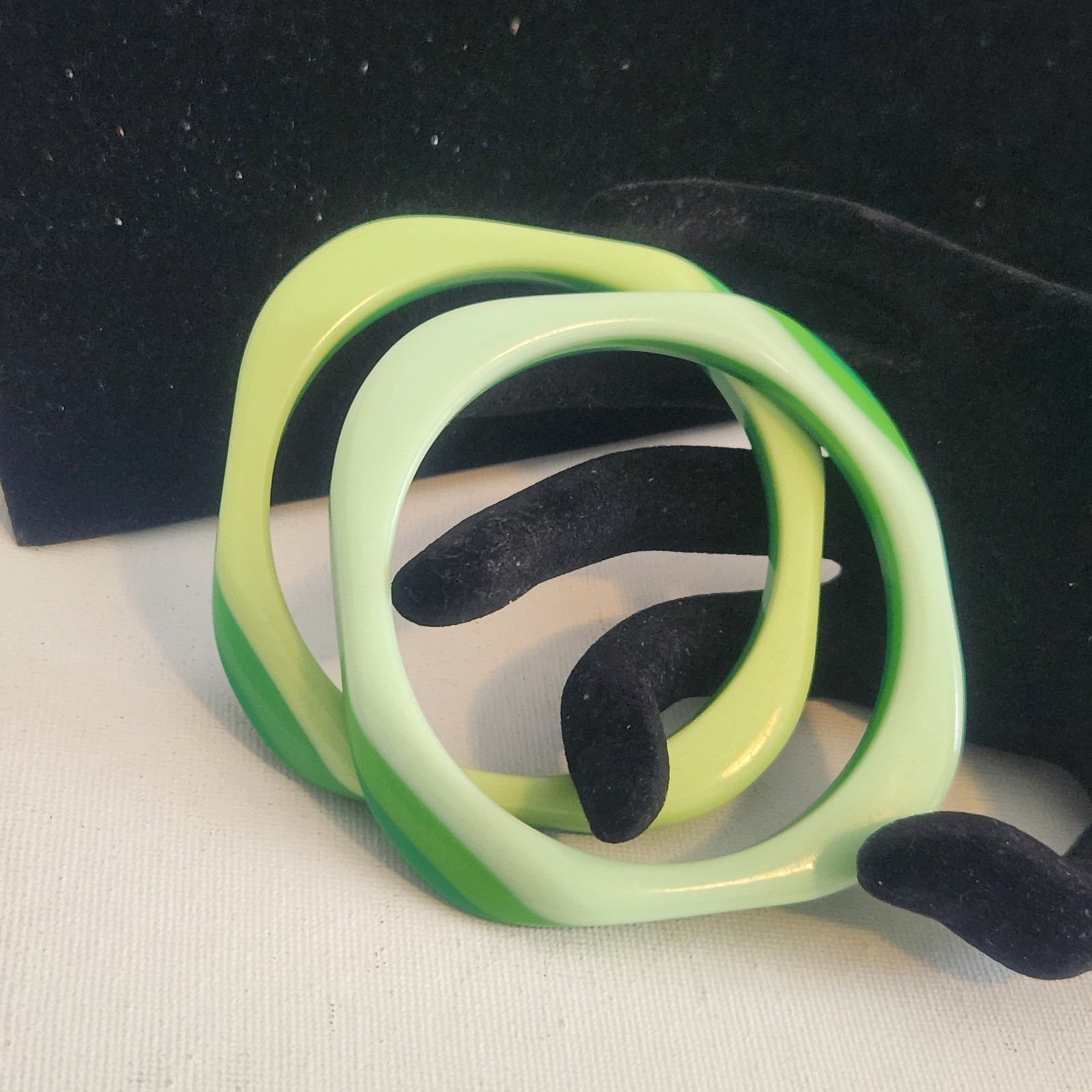 Green Resin acrylic Bangle Bracelet Set 4pc Round Wavy Scalloped Stackable Retro