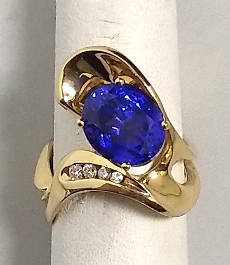 14k Yellow Gold 4.0ct Tanzanite and 0.20ctw Diamonds (Size: 7) 12.2 grams