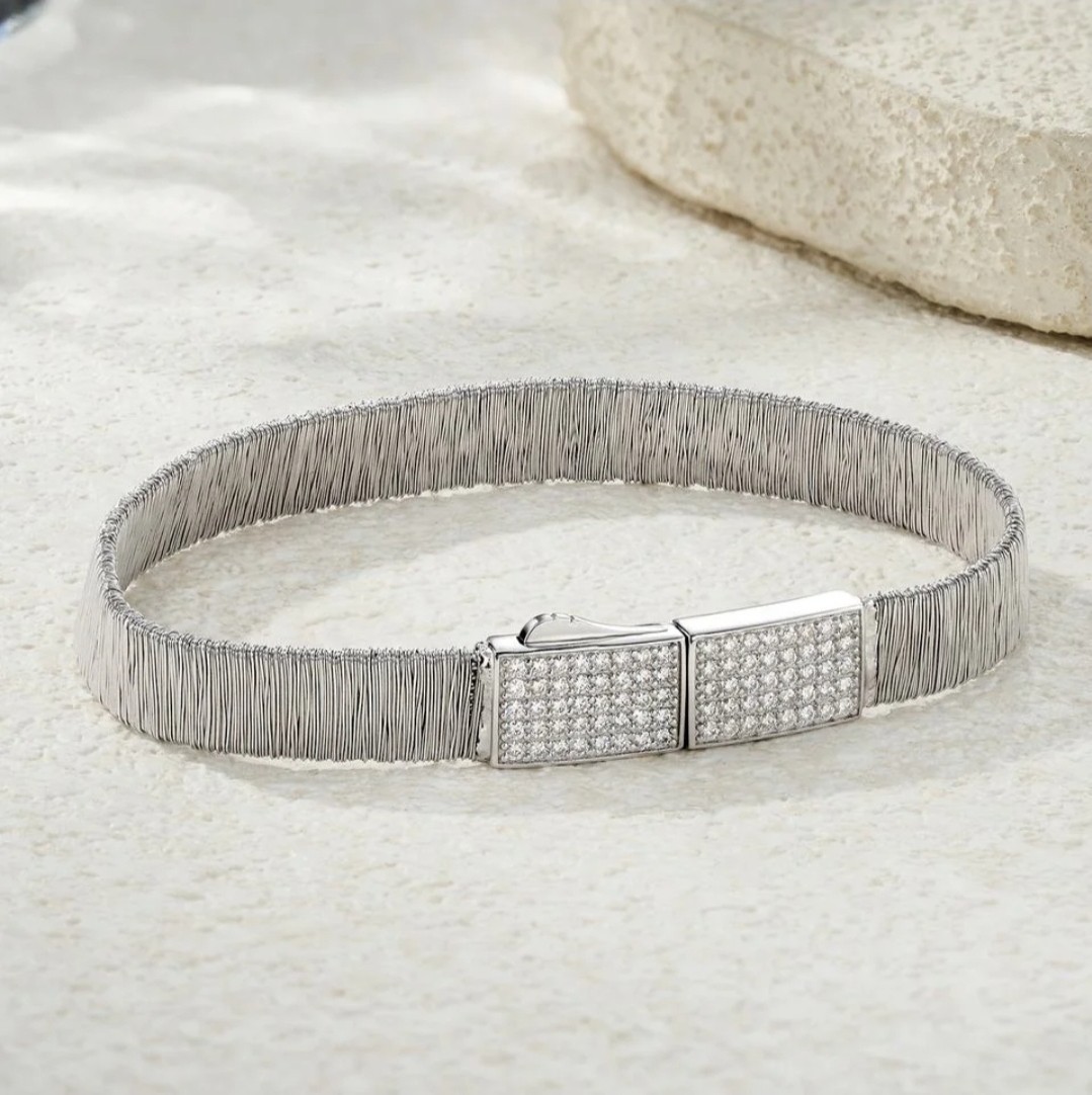 Elegance with this stunning moissanite bracelet, sterling silver 925