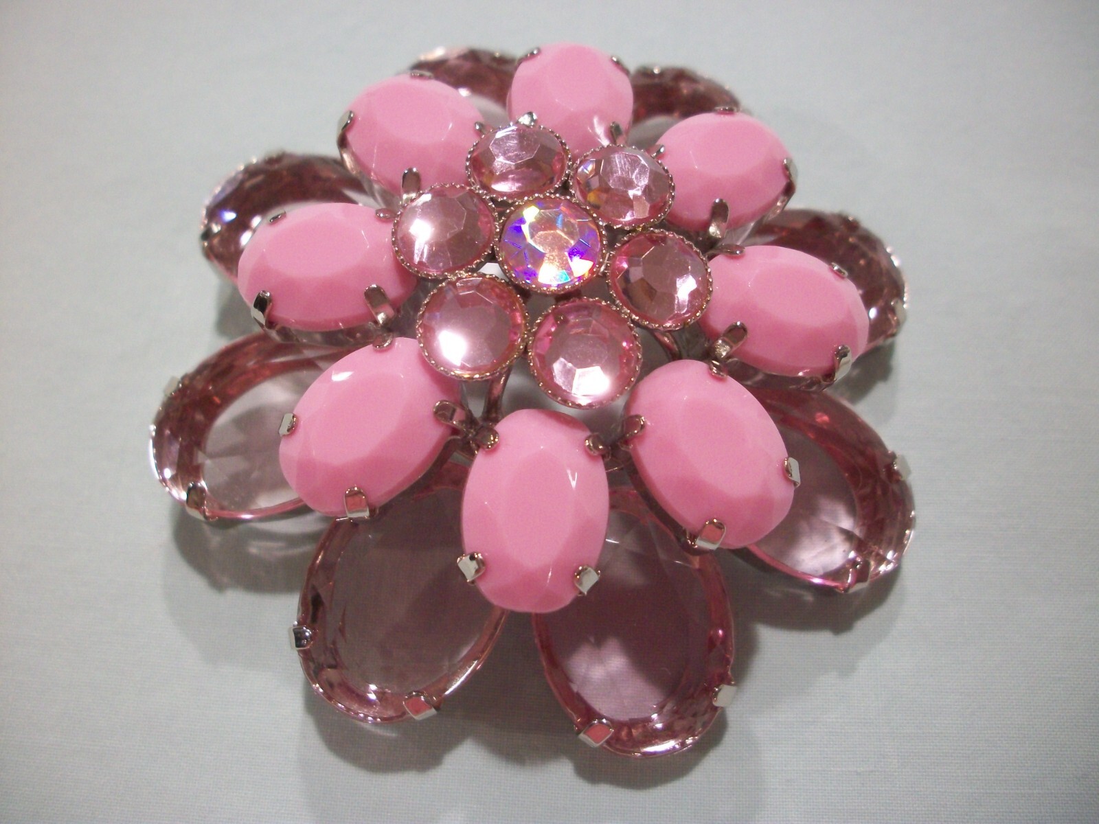 LuCiTe PiNK CABoCHoN/ACRYLiC TRaNSPaReNT/AuRoRa BoReALiS RHiNeSToNeLARGE 2.5″PiN