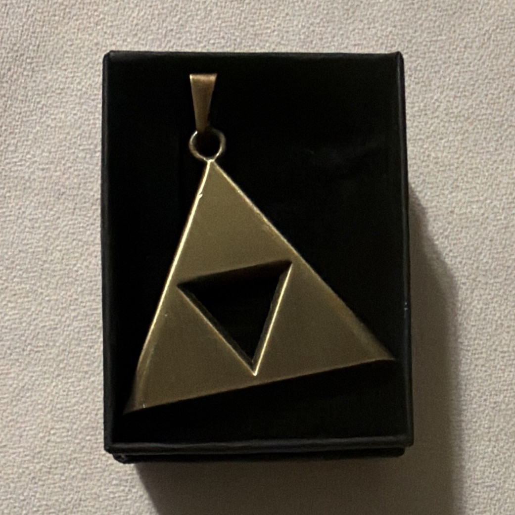 Triforce of courage necklace with leather strap￼