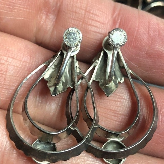 9367 Vintage Patina Sterling Silver Leaf Motif Clip On Earrings 1.5in 5.3gram