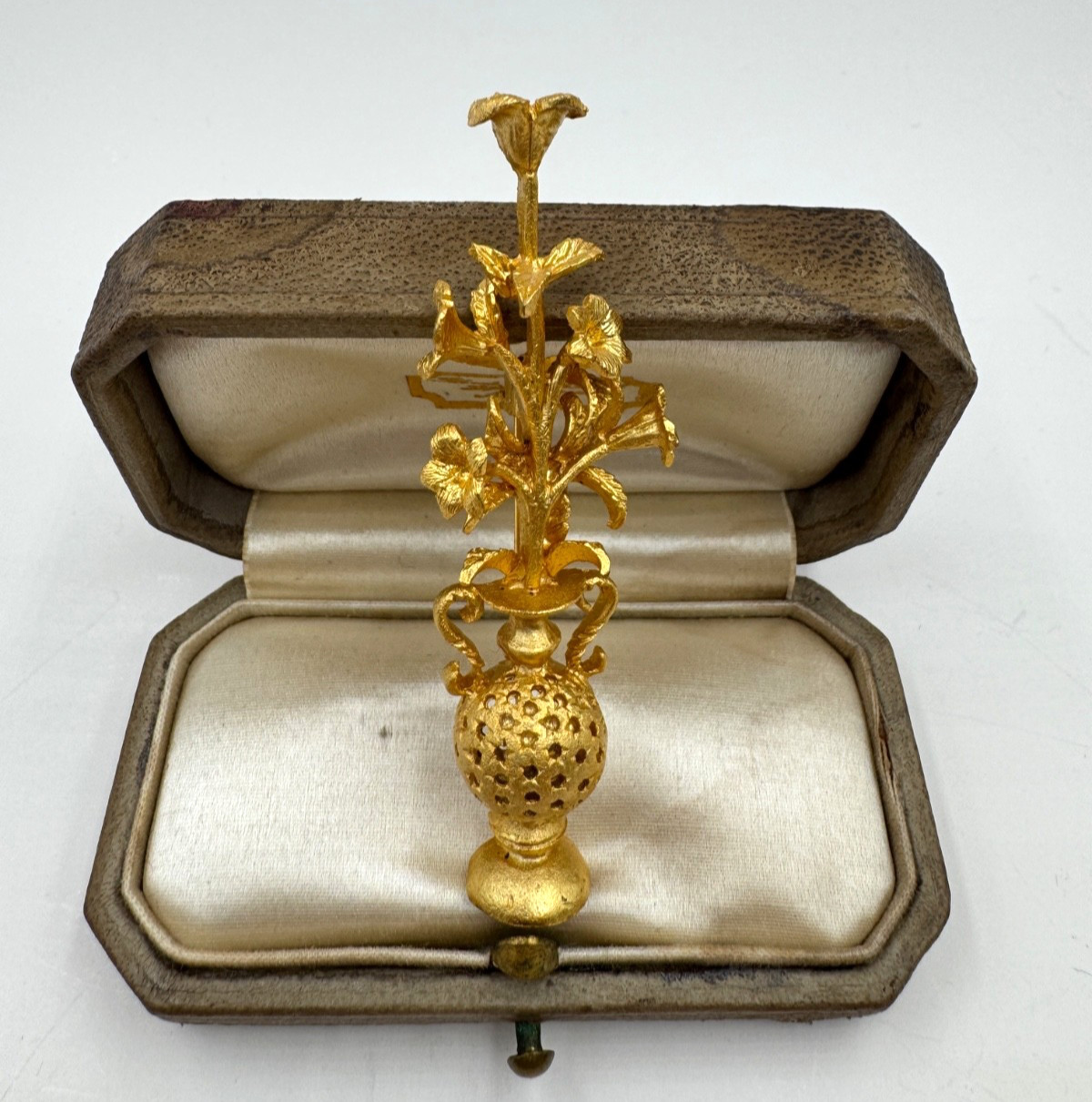 ELEGANT EARLY VINTAGE BROOCH GOLD TN VICTORIAN LILY BOUQUET LOVE BEAUTY DEVOTION