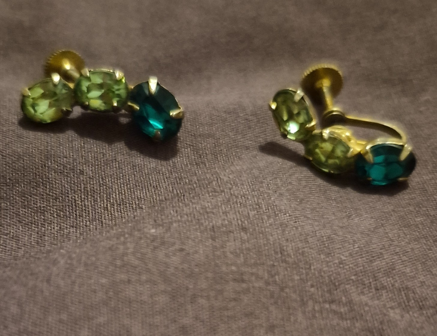 Vintage Gold Tone Screw Back Green & Blue Crystal Stud Earrings Round Prong Set