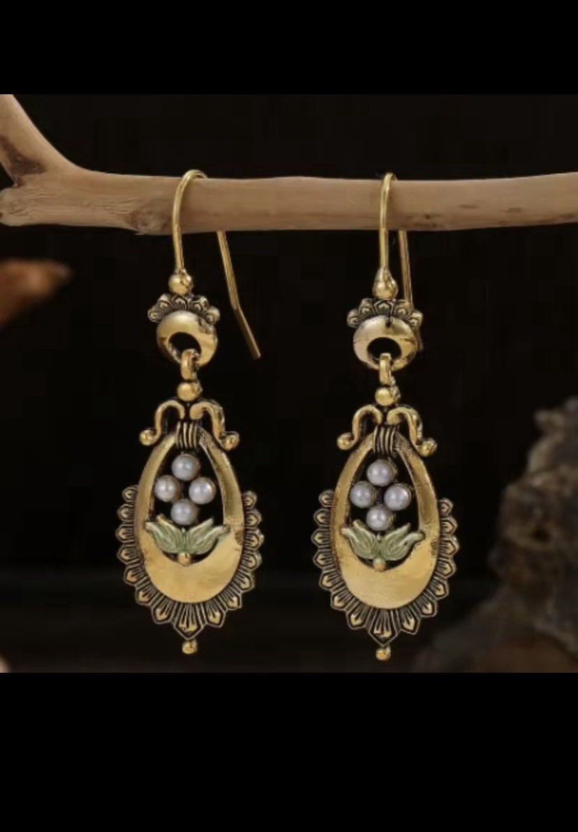 Gold Tone Teardrop Dangle/Drop Earrings White Round Pearl Cluster Hook