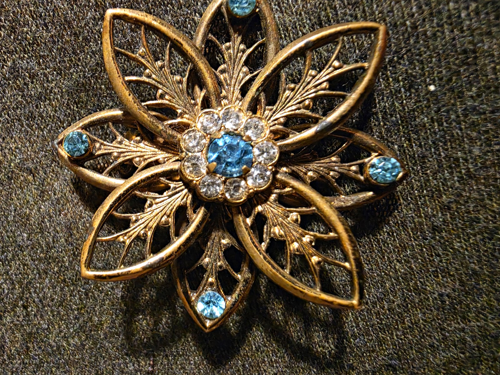 Coro Vintage Gold Tone Flower Brooch Pin Blue & Clear Crystals 10grams 2inch Dia