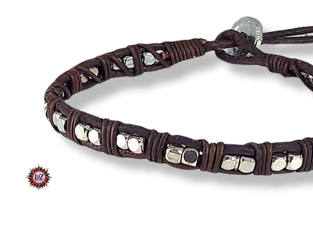 Bracciale in cuoio marrone naturale e pepite metallo – Regolabile