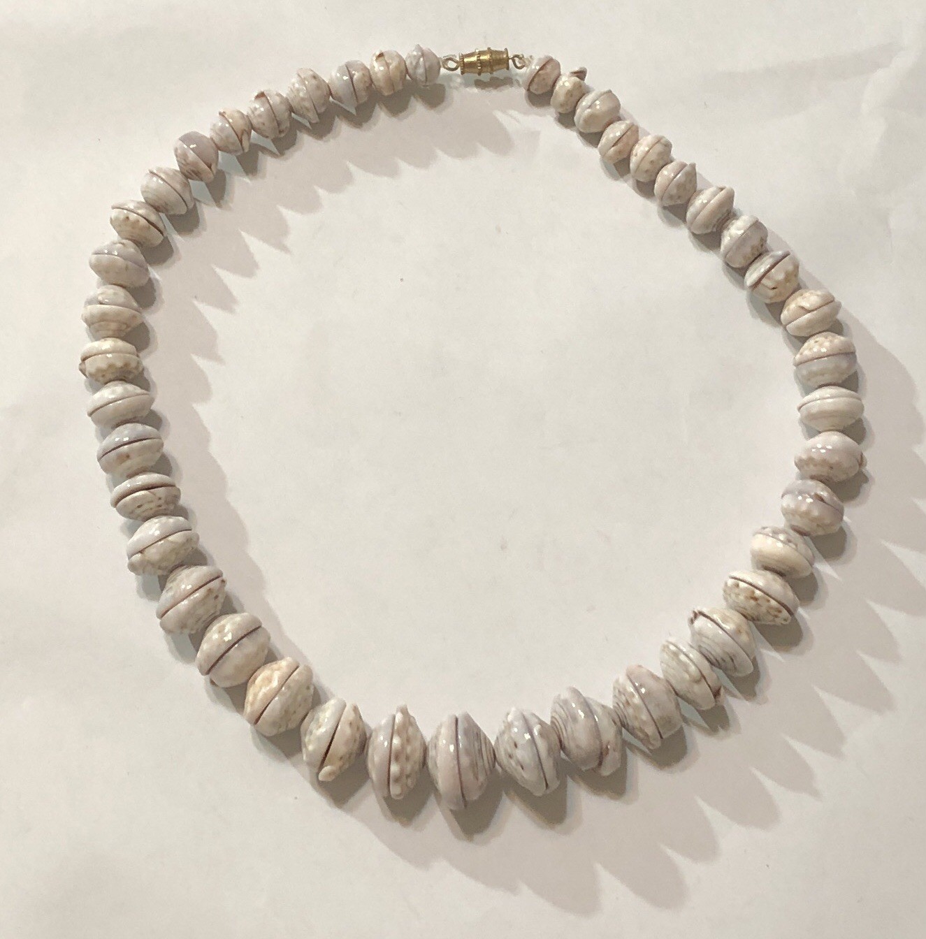Puka Shell Necklace Hawaiian Lei Graduated 9 mm to 17 mm 17 in Length – Vintage