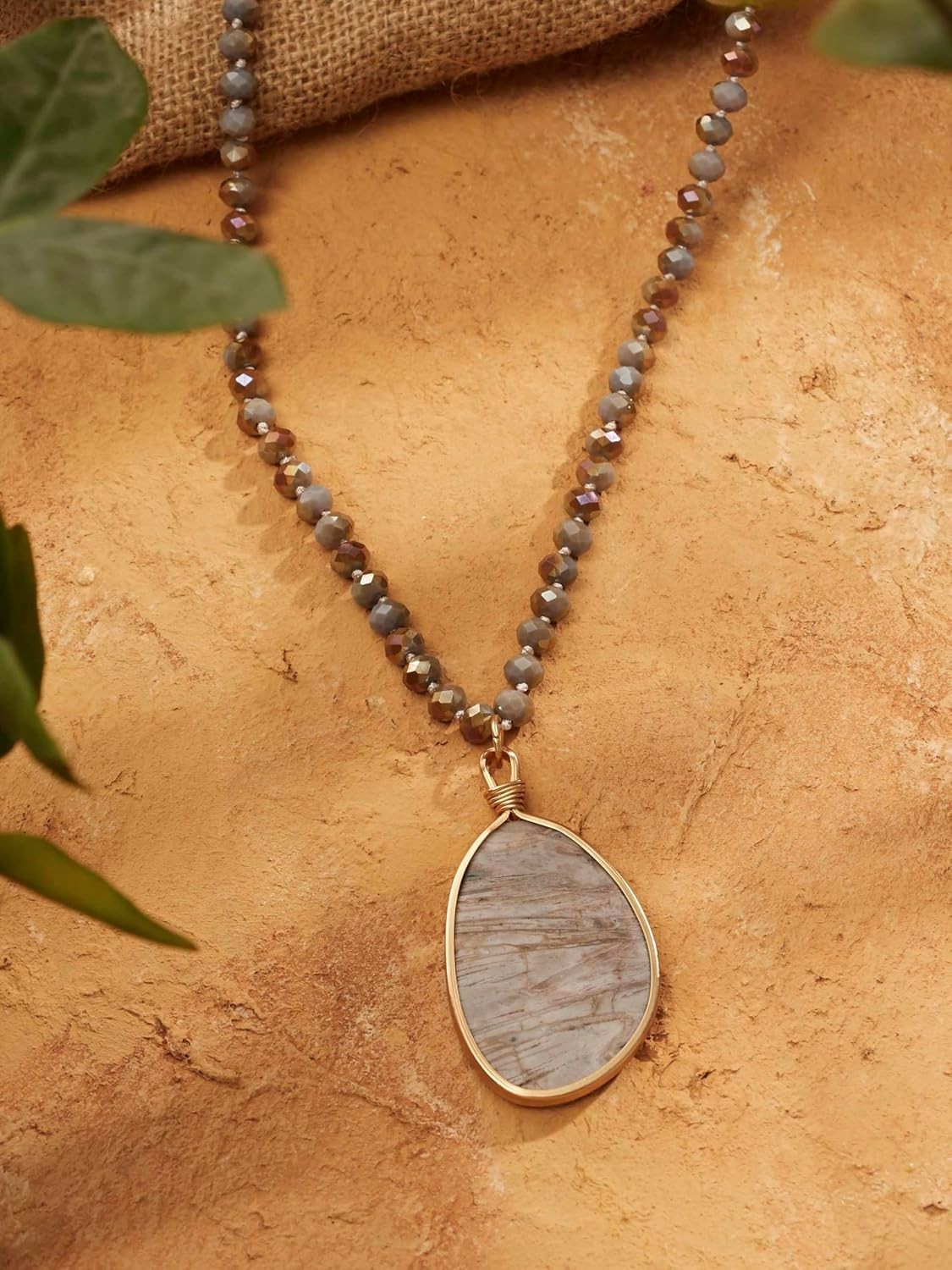 Artisanal Agate and Gray Crystal Bead Necklace – Versatile Bohemian Style