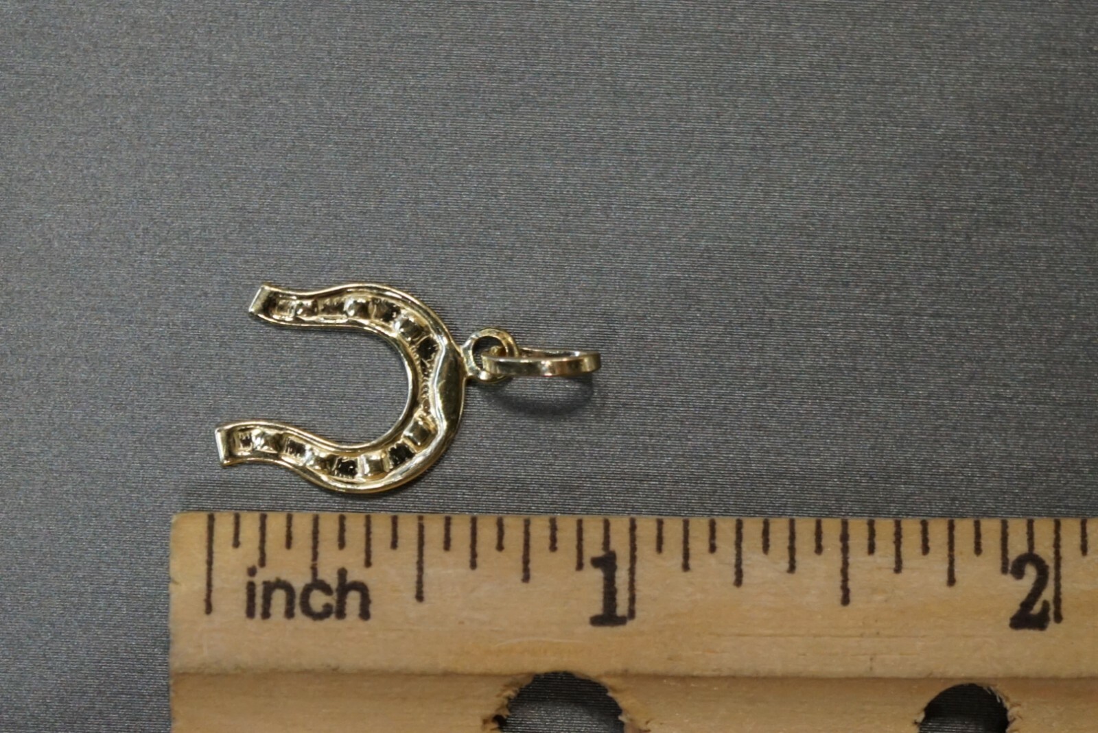 14K Solid Yellow Gold 1″ Thin And Light Weight Horseshoe Charm Pendant.