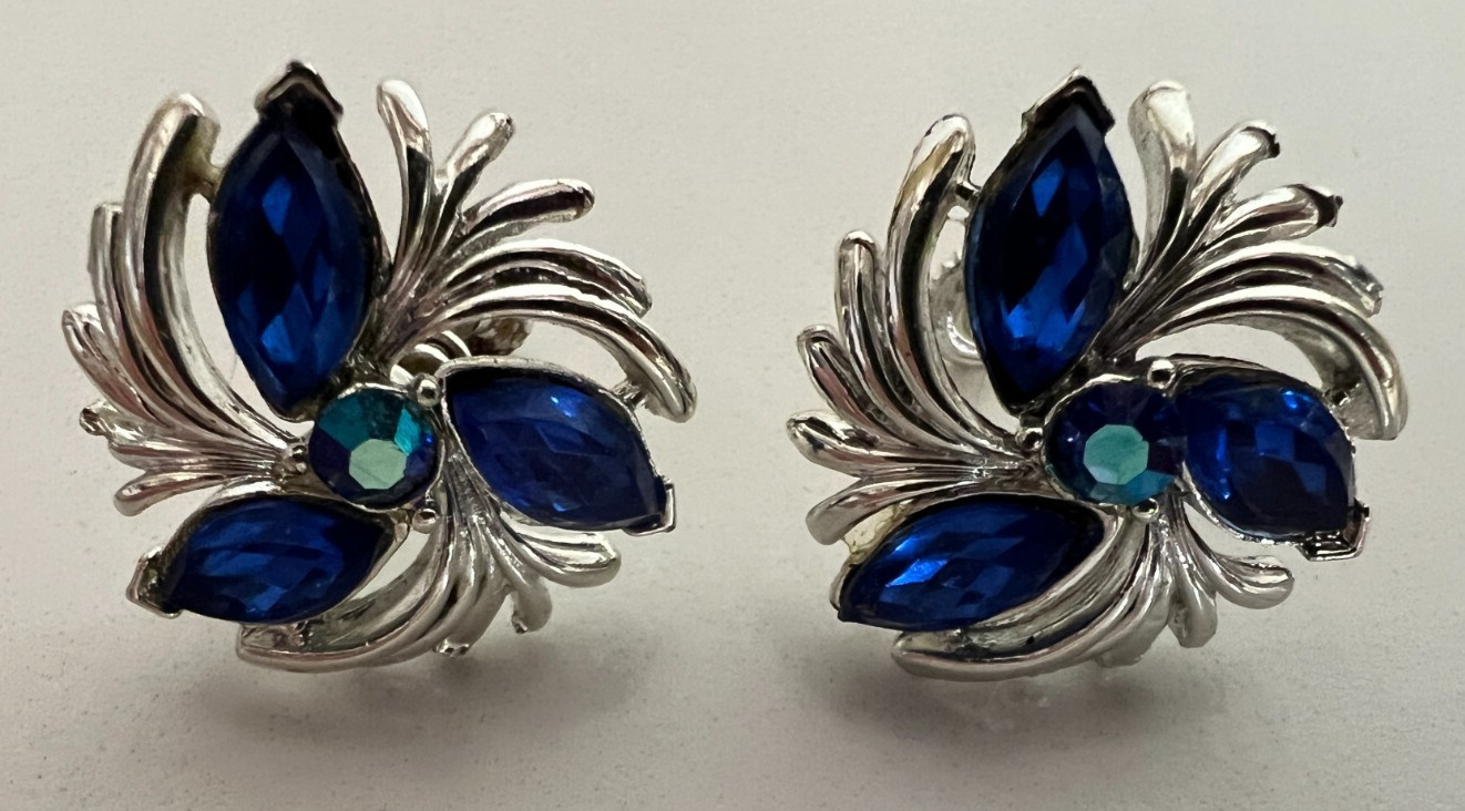 STAR – Silvertone and Blue Rhinestone Screw back Earrings – vintage undated