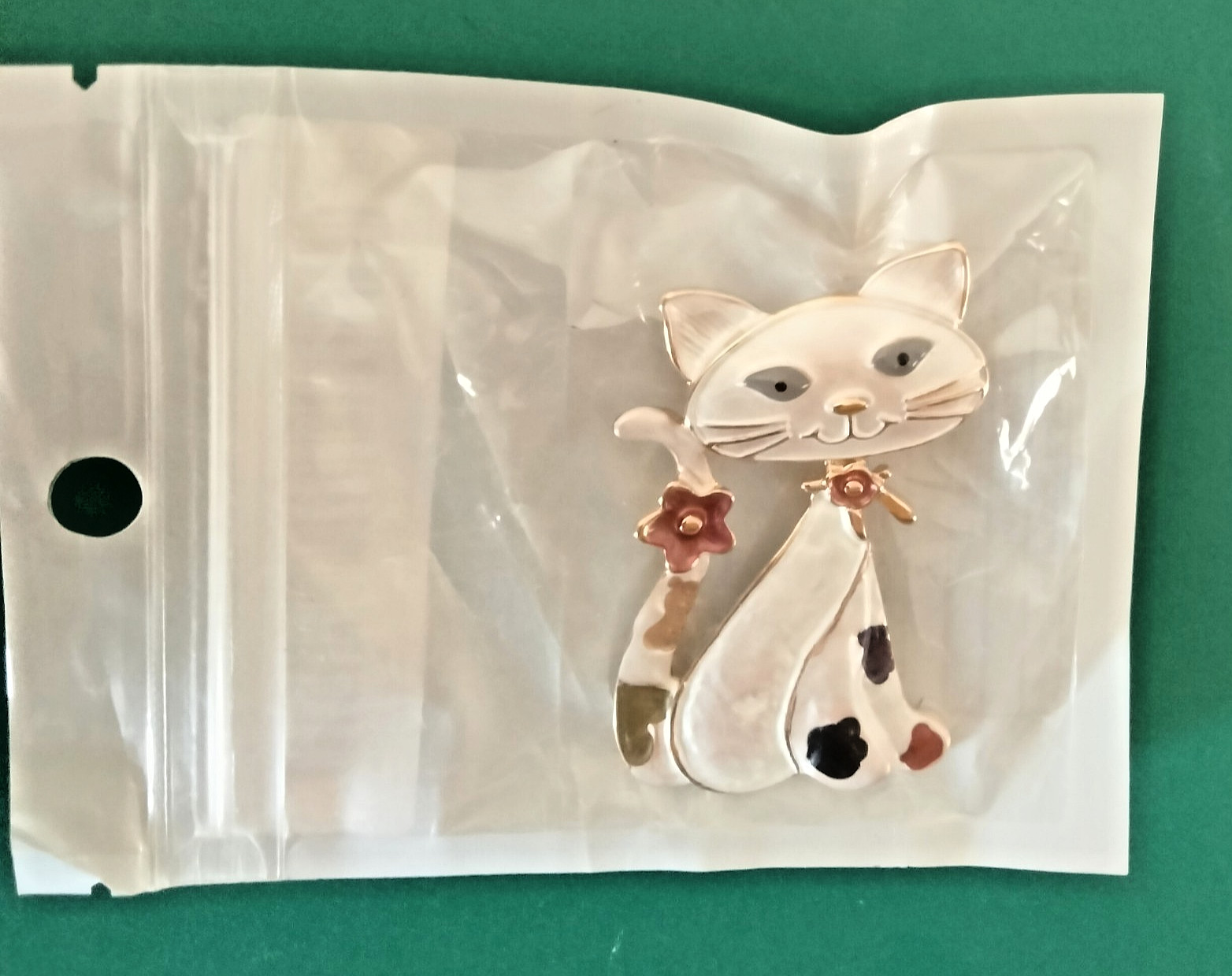 White Cloisonne Cat Brooch (147 – 2318)