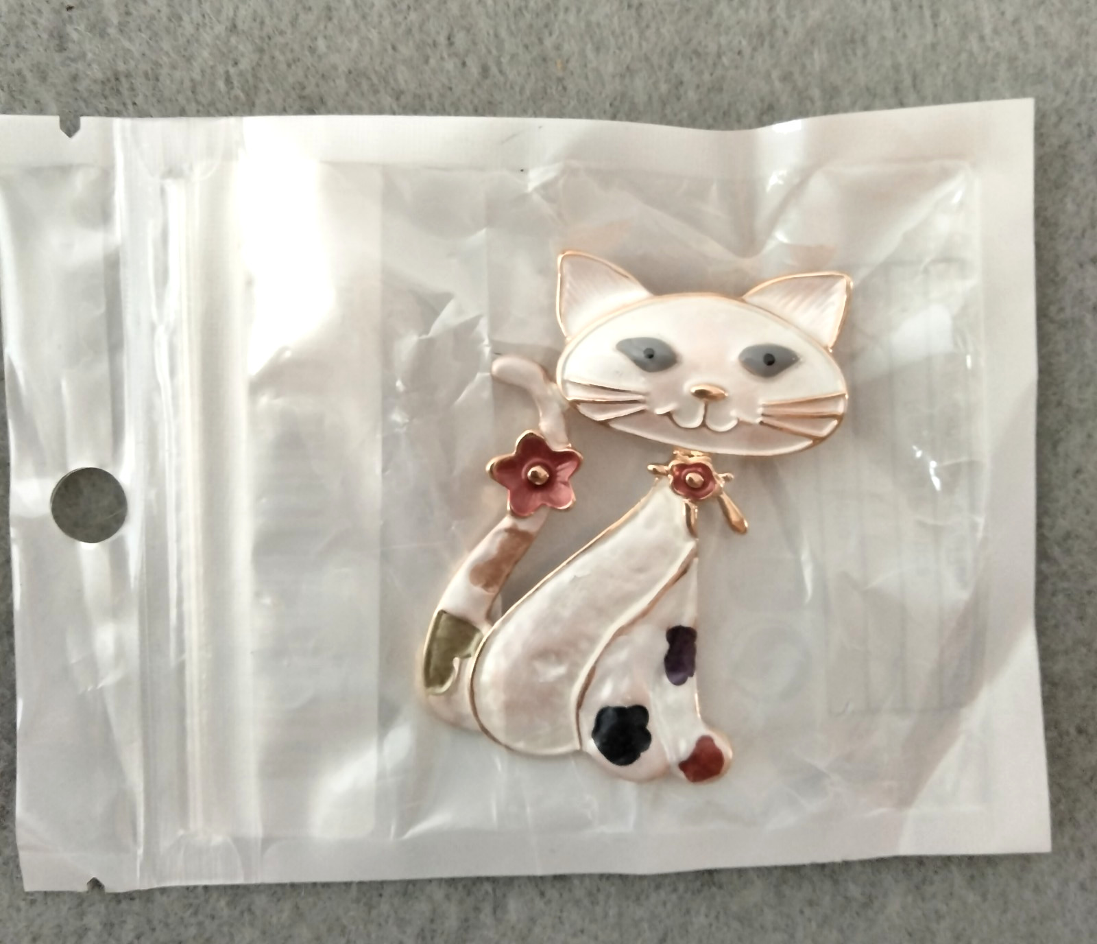 White Cloisonne Cat Brooch (147 – 2318)