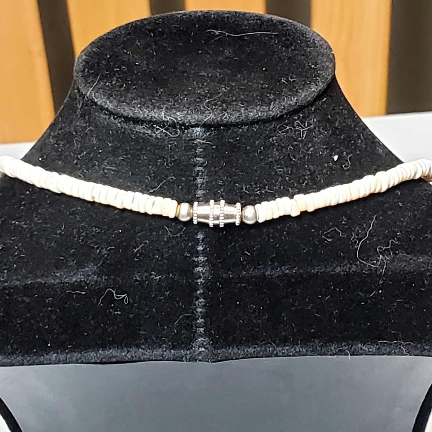 White Beaded Necklace 14″ Unsigned Barrel Closure Retro