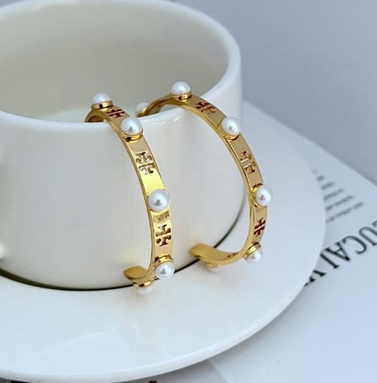 New Tory Pearl & Logo Hoop with Jewelry Pouch Size:5.4*5.4cm