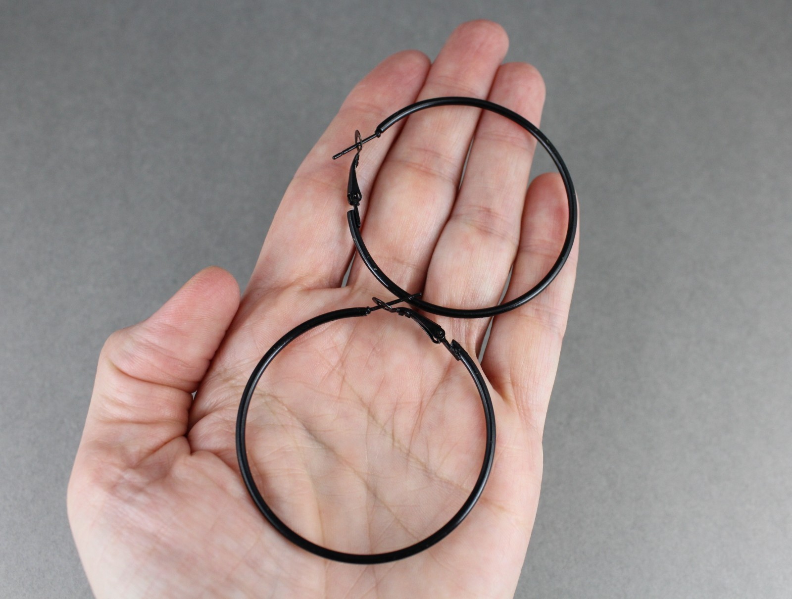 2 pair hoops earrings set hoop Black Silver leverback 1 7/8″ wide thin wire