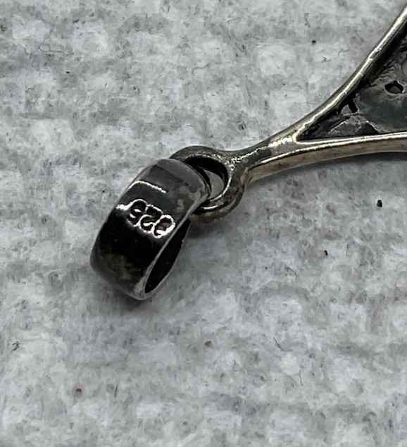 A Elegant Sterling Silver Filigree Pendant. In Excellent Condition.